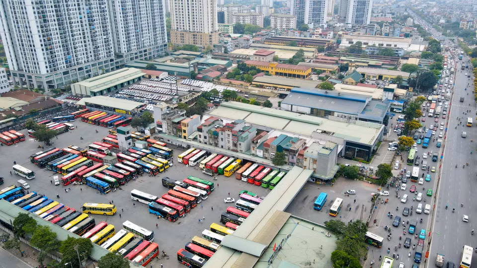 Tuy nhiên ngay từ đầu giờ chiều nay, nhiều người dân đã vội vã ra bến xe để về quê nghỉ lễ. (Ảnh: Minh Sơn/Vietnam+)