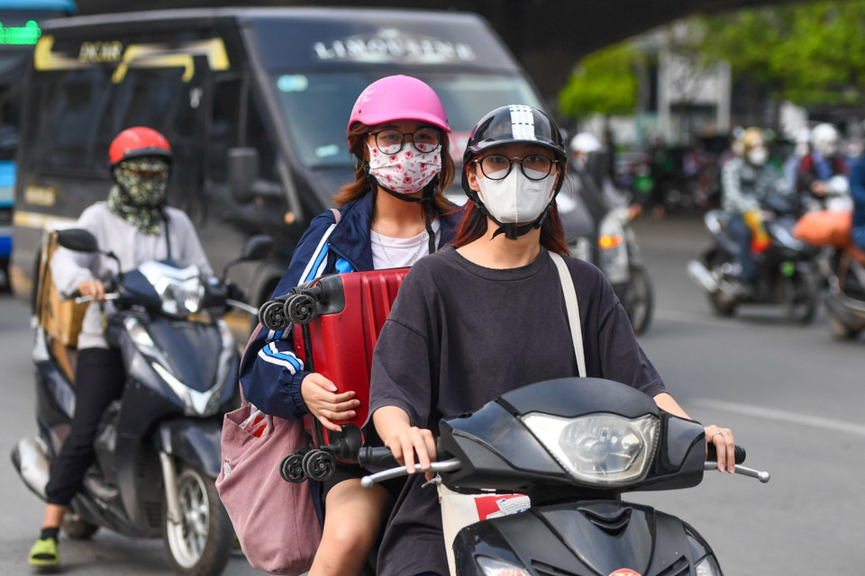 Lượng người dân đổ đến các bến xe ở Thủ đô để về quê nghỉ lễ trong dịp 30/4-1/5 đông lên gấp nhiều lần so với ngày thường. (Ảnh: Tá Hiển/Vietnam+)