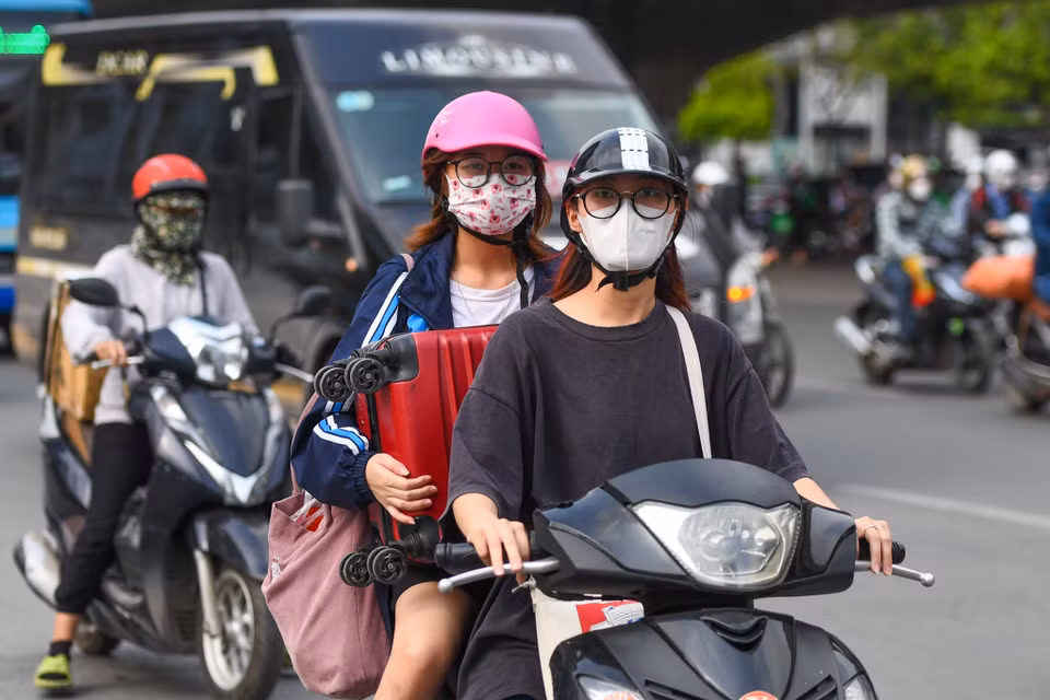 Lượng người dân đổ đến các bến xe ở Thủ đô để về quê nghỉ lễ trong dịp 30/4-1/5 đông lên gấp nhiều lần so với ngày thường. (Ảnh: Tá Hiển/Vietnam+)