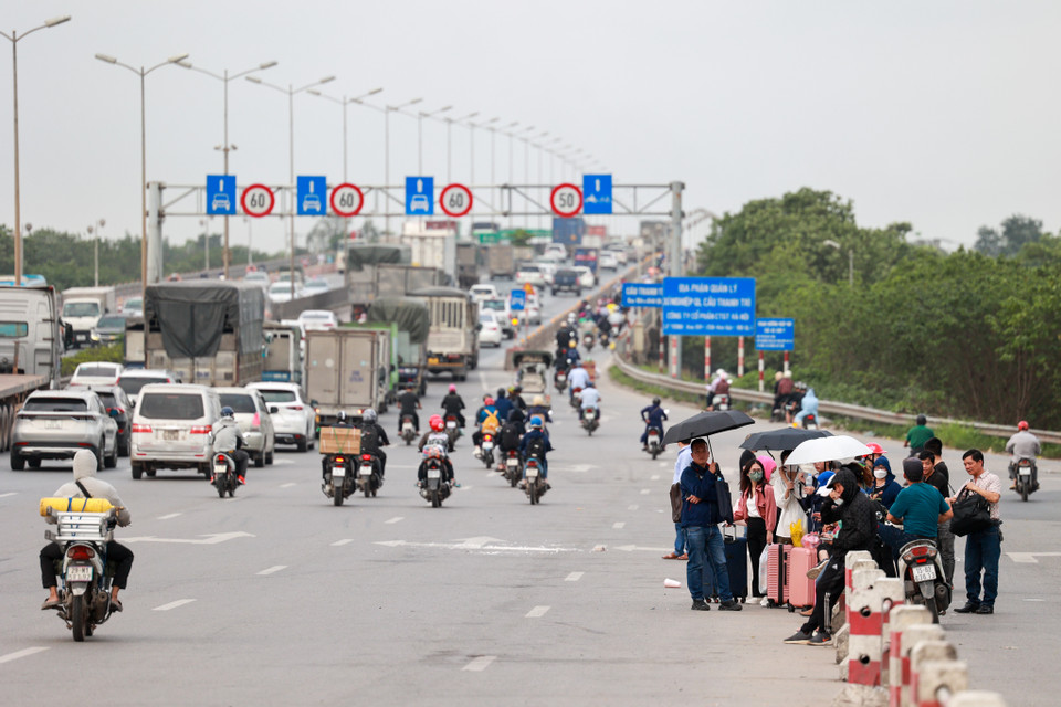 Khu vực cầu Thanh Trì thời điểm 15 giờ được ghi nhận là thông thoáng, tuy nhiên có rất nhiều người dân đứng dưới đường chờ bắt xe về quê. (Ảnh: Minh Sơn/Vietnam+)