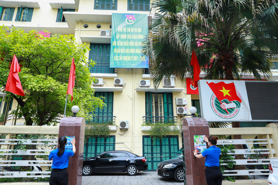 Mã QR khai báo y tế giúp khách đến liên hệ công tác khai báo y tế nhanh thông qua scan bằng camera trên điện thoại hoặc qua ứng dụng Zalo đồng thời giúp cơ quan Thành đoàn Hà Nội lưu lại thông tin người ra, vào cơ quan phục vụ khi cần rà soát, truy vết nếu có. (Ảnh: Hoài Nam/Vietnam+)