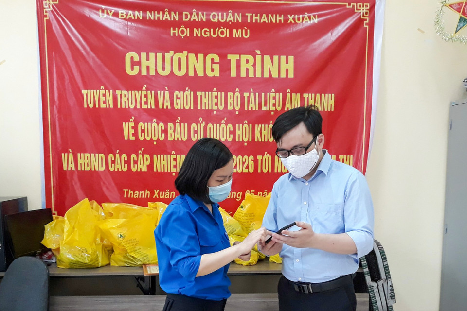 Đoàn Thanh niên trường Đại học Dân lập Phương Đông phối hợp với Hội Người mù quận Thanh Xuân xây dựng bộ tài liệu âm thanh về cuộc bầu cử đại biểu Quốc hội khoá XV và đại biểu Hội đồng Nhân dân các cấp nhiệm kỳ 2021-2026 tới người khiếm thị. (Ảnh: Thành đoàn Hà Nội)