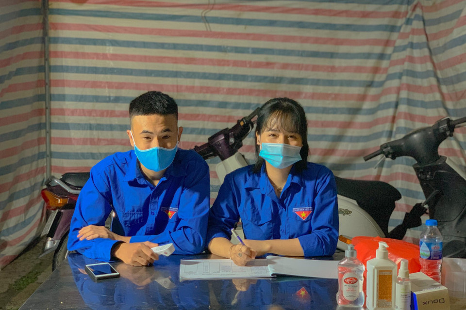 Các đoàn viên thanh niên trực đêm tại chốt phòng dịch cửa ngõ xóm Đông Anh trước đợt bầu cử. (Ảnh: Thành đoàn Hà Nội)