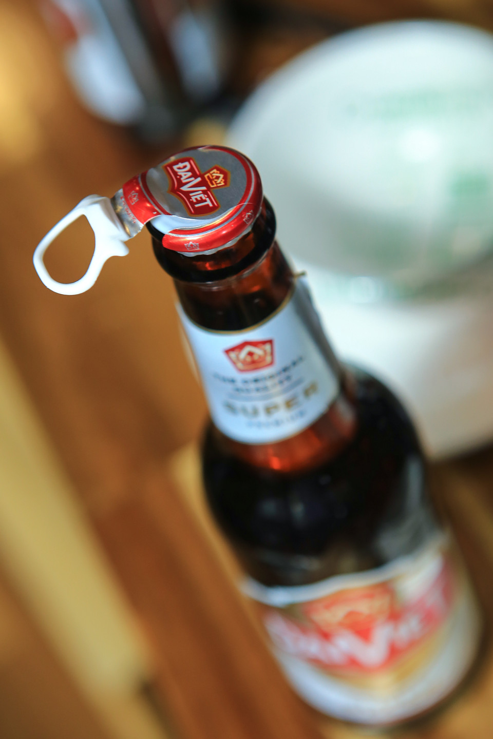 Cận cảnh thiết kế nắp giật độc đáo của loại bia chai Đại Việt. (Ảnh: Minh Sơn/Vietnam+)