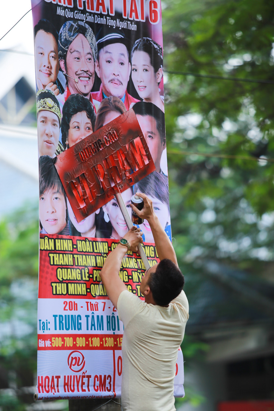 Pano quảng cáo có nội dung về các chương trình ca nhạc sắp được diễn ra. (Ảnh: Minh Sơn/Vietnam+)
