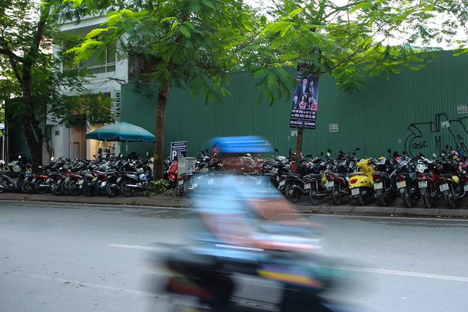 Theo quan sát của, những tấm băng rôn quảng cáo này đều được treo ở các điểm không được phép quảng cáo. (Ảnh: Minh Sơn/Vietnam+)