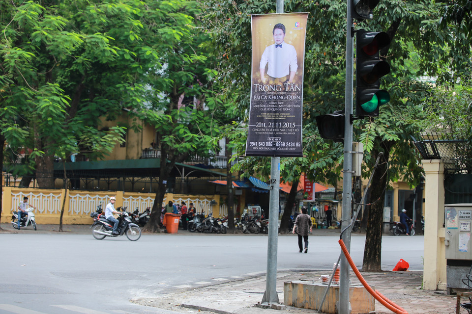 Một băngrôn quảng cáo vẫn hiên ngang treo giữa ngã tư dù chương trình đã kết thúc từ lâu. (Ảnh: Minh Sơn/Vietnam+)