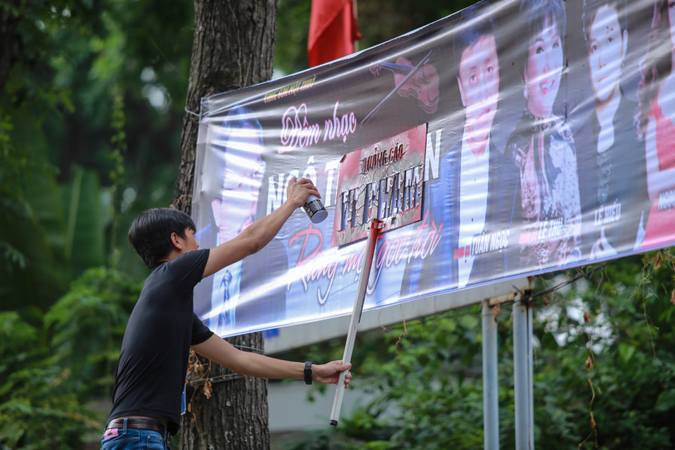 Thời gian gần đây không riêng gì tình trạng pano, áp phích quảng cáo đặt sai vị trí, gây phản cảm mà việc treo băngrôn cũng lộn xộn và nhếch nhác không kém. (Ảnh: Minh Sơn/Vietnam+)