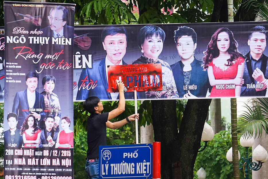 Sáng ngày 23/11, Sở Văn hóa và Thể thao Hà Nội đã ra quân kiên quyết xử lý mạnh tay đối với các pano, băngrôn quảng cáo trái phép tại các tuyến phố lớn. (Ảnh: Minh Sơn/Vietnam+)