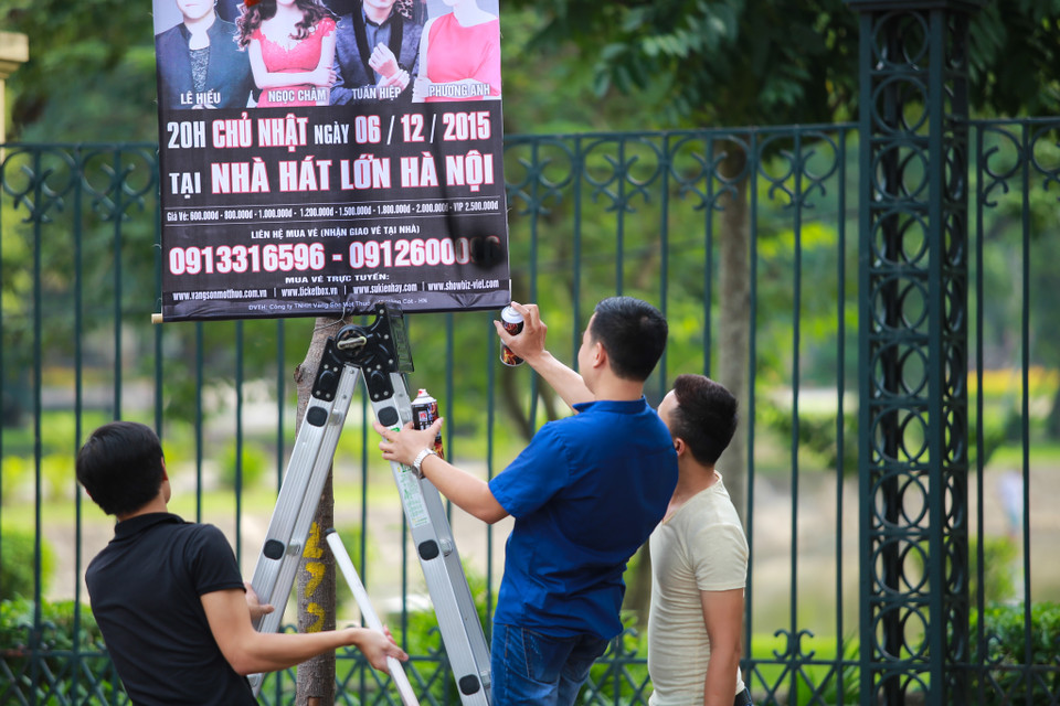 Theo quy định những tấm ápphích áp tường có diện tích không quá 40m2, nhưng các chủ quảng cáo lại thích ‘hoành tráng’ nên tự ý nâng lên cho bắt mắt. (Ảnh: Minh Sơn/Vietnam+)