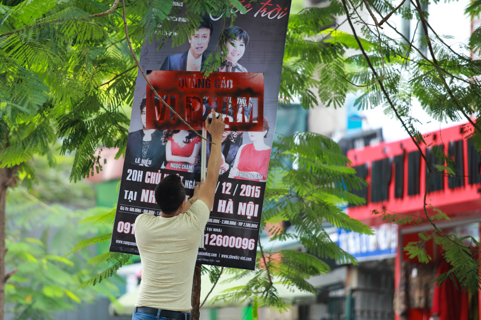 Tuy nhiên, trước việc hình ảnh các ca sỹ, diễn viên ‘vô tình’ bị đóng dấu vi phạm giữa khuôn mặt đã có nhiều ý kiến là quá phản cảm và yêu cầu cần có sự "văn minh" hơn trong việc đóng dấu. (Ảnh: Minh Sơn/Vietnam+)