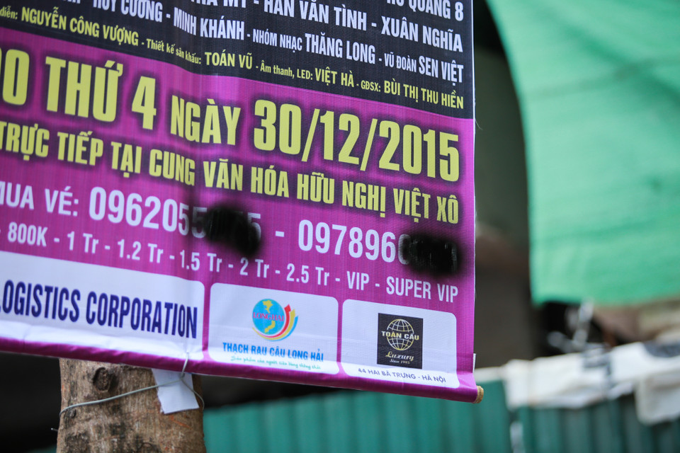 Những số điện thoại để liên hệ với đơn vị tổ chức chương trình bị xóa bỏ không thương tiếc. (Ảnh: Minh Sơn/Vietnam+)