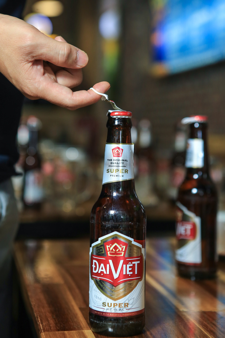 Ngoài ra cách thiết kế nắp giật cho bia chai tôn lên sự mạnh mẽ, quyết đoán của người đàn ông. (Ảnh: Minh Sơn/Vietnam+)