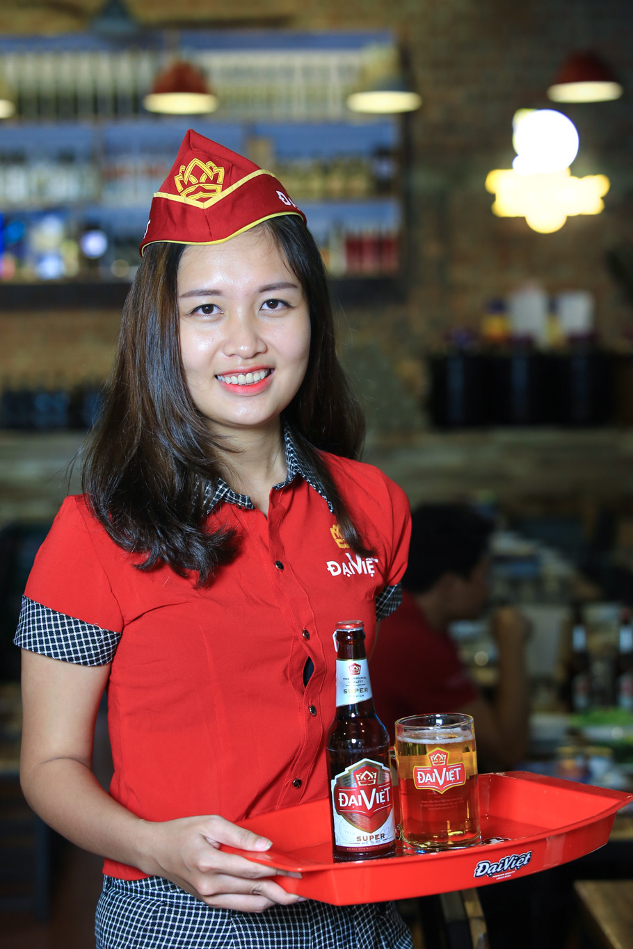 Rất nhiều khách hàng đánh giá loại bia nắp giật này rất tiện dụng. (Ảnh: Minh Sơn/Vietnam+)