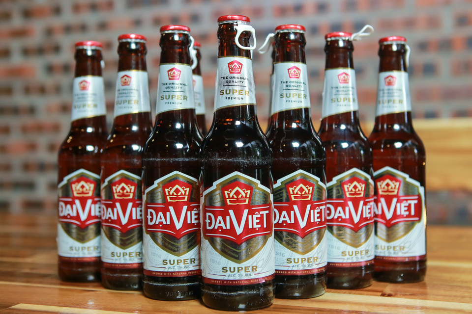 Loại bia chai sử dụng nắp giật là Đại Việt Super và Đại Việt Black với thiết kế sang trọng, đẳng cấp. (Ảnh: Minh Sơn/Vietnam+)