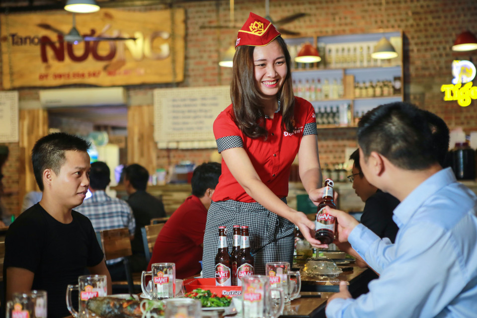 Bia Đại Việt được sản xuất bởi Tập đoàn Hương Sen. Bia được sản xuất trên dây chuyền công nghệ hiện đại của Đức, từ các nguyên liệu chọn lọc chất lượng cao như Malt, Houblon, men thuần chủng, nước tinh khiết đạt tiêu chuẩn chất lượng châu Âu. (Ảnh: Minh Sơn/Vietnam+)