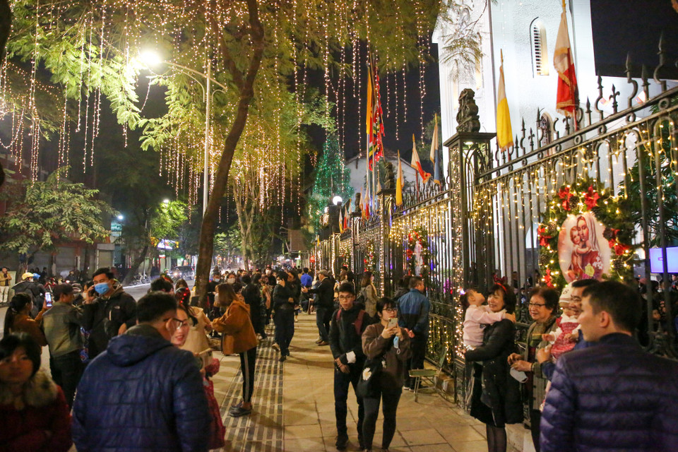 Rất đông người dân đã đến đây để tận hưởng không khí Giáng sinh. (Ảnh: PV/Vietnam+)