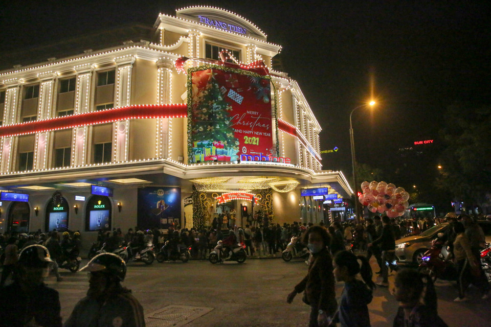 Tuy mới thứ Năm nhưng Hà Nội đã rào đường tổ chức tuyến phố đi bộ cho người dân. (Ảnh: PV/Vietnam+)