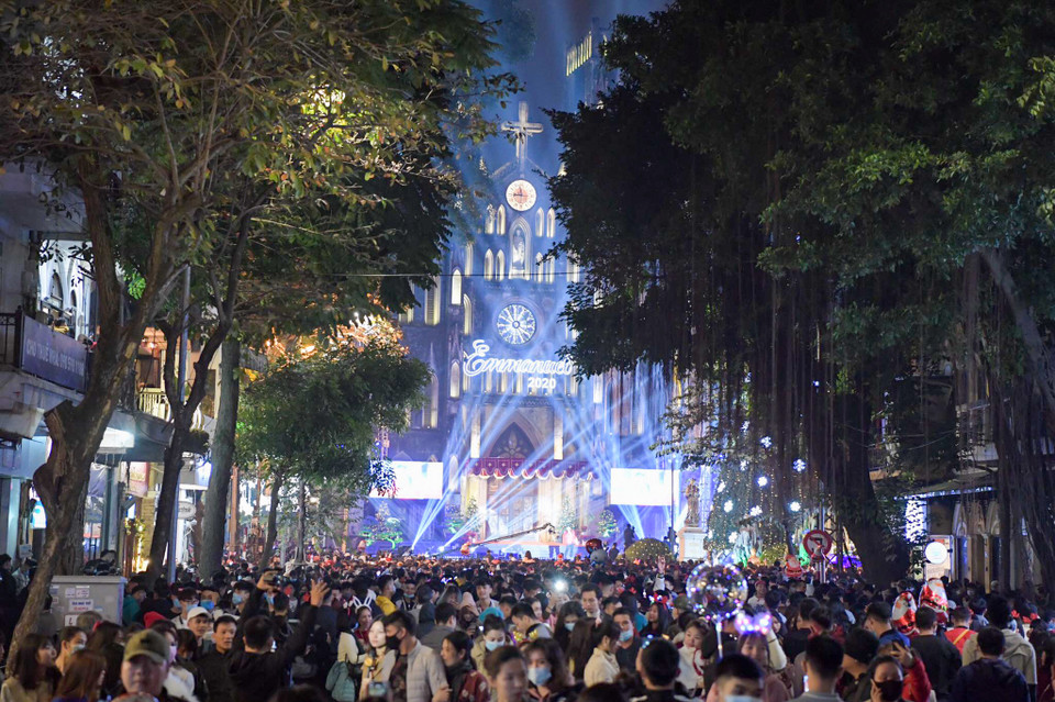 Tối 24/12, hàng vạn người dân Thủ đô đã đổ xuống đường tìm về khu vực trung tâm Hà Nội. (Ảnh: PV/Vietnam+)