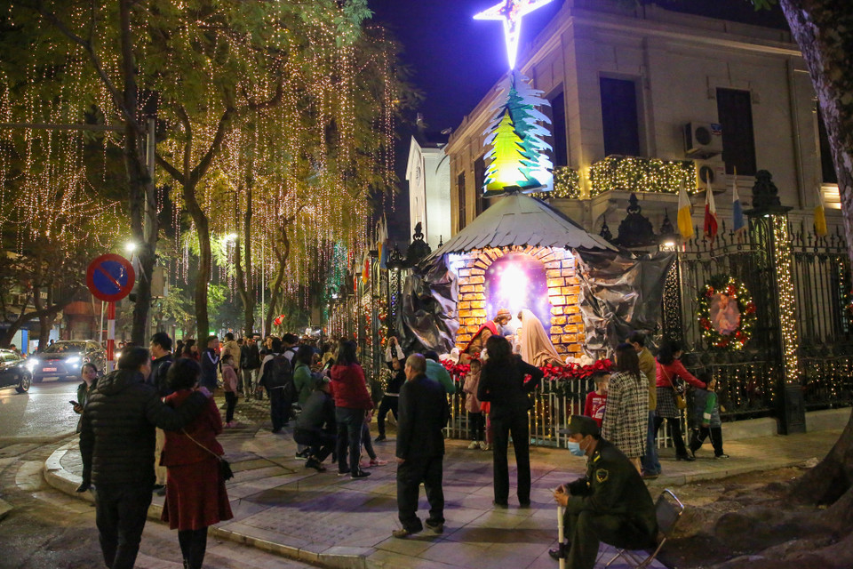 Khuôn viên nhà thờ được trang hoàng lộng lẫy thu hút khách tham quan, ghi lại những hình ảnh đẹp đẽ trong ngày lễ Giáng sinh. (Ảnh: PV/Vietnam+)