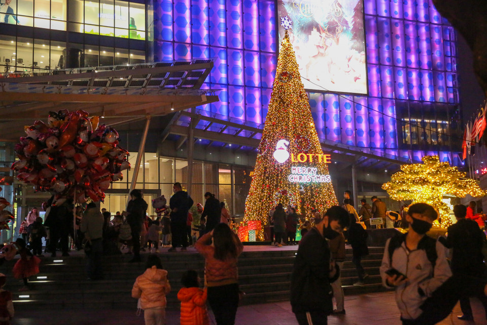 Một số khu vực trang trí cây thông noel khác ở Hà Nội. (Ảnh: PV/Vietnam+)