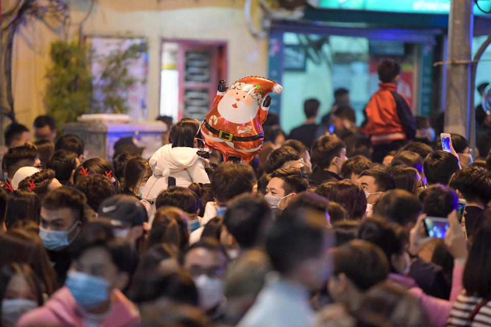  Vào khoảng 19 giờ, dòng người đổ về Nhà thờ Lớn bắt đầu đông đúc. (Ảnh: PV/Vietnam+)