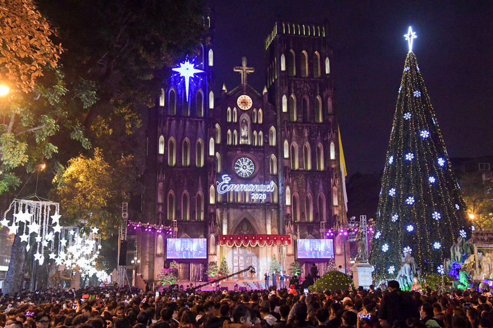 Tại Nhà thờ Lớn, một trong những địa điểm thu hút đông đảo công chúng dịp lễ Noel, đã được trang hoàng rực rỡ để chào đón một mùa Giáng sinh an lành, hạnh phúc. (Ảnh: PV/Vietnam+)