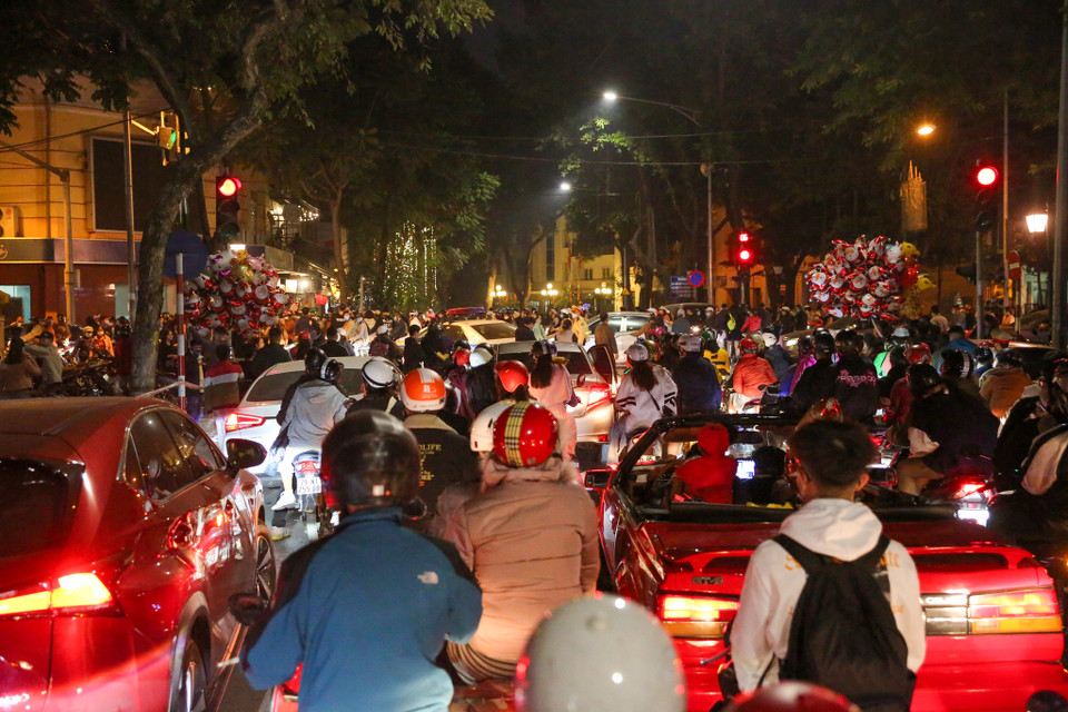 Mọi ngả đường đến khu vực trung tâm bắt đầu ùn tắc. (Ảnh: PV/Vietnam+)