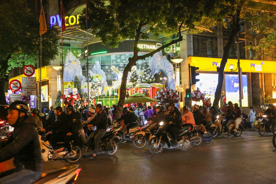 Các tuyến phố bắt đầu đông đúc nhộn nhịp thời điểm 20 giờ. (Ảnh: PV/Vietnam+)