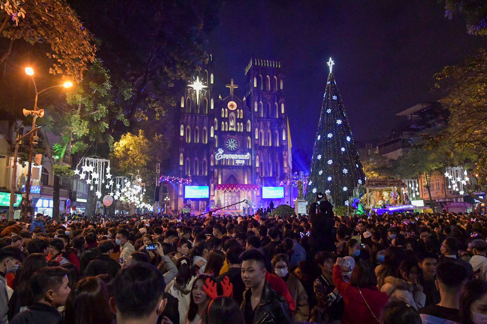 Hàng ngàn người đã đến các nhà thờ tụ tập đón Giáng sinh trong không khí rộn ràng, vui tươi và ấm áp. (Ảnh: PV/Vietnam+)