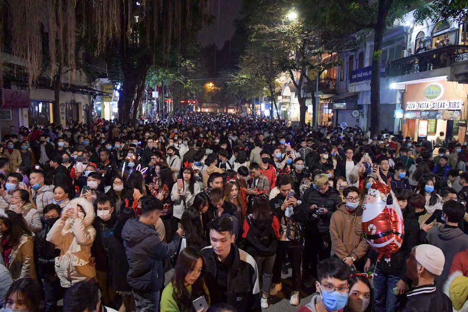 Không cần phải theo đạo Thiên Chúa, người dân hoàn toàn có thể hòa chung không khí rộn ràng của lễ Noel. (Ảnh: PV/Vietnam+)