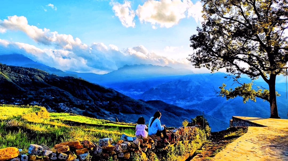 Y Tý còn có công viên Choản Thèn lưu giữ được vẻ đẹp lâu đời của những thửa ruộng bậc thang, là nơi hẹn hò của các cặp đôi và cũng là nơi trẻ em vui chơi, thả diều mỗi chiều. Đây cũng là nơi nổi tiếng với khách du lịch để chụp những bức ảnh hoàng hôn Y Tý đẹp mê hồn. (Ảnh: Đỗ Hùng/Vietnam+)