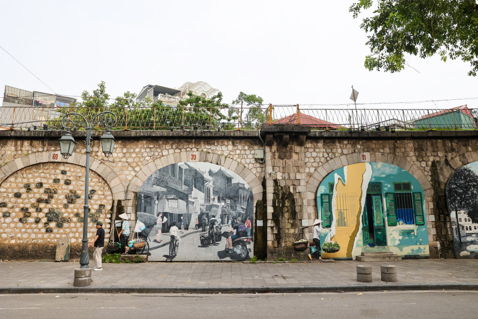 Tuyến phố bích hoạ Phùng Hưng cũng không có ai ghé qua. (Ảnh: Minh Sơn/Vietnam+)