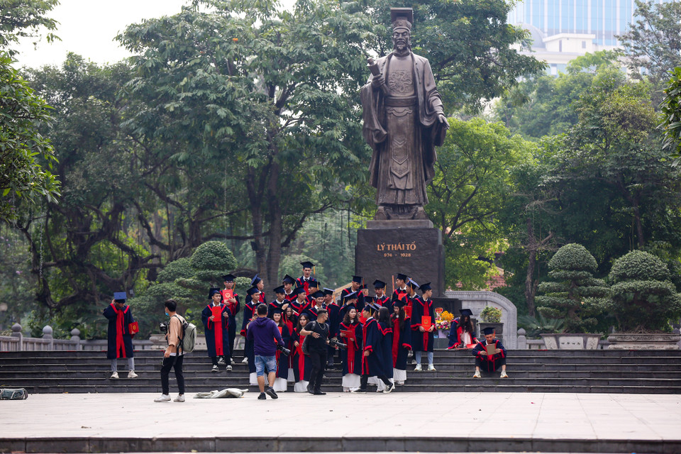 Bộ Y tế cũng khuyến cáo người dân không được chủ quan, lơ là; luôn đề cao tinh thần cảnh giác phòng chống dịch; đặc biệt khi phát hiện các trường hợp nghi ngờ nhập cảnh trái phép, người dân cần lập tức thông báo ngay cho chính quyền địa phương để tổ chức cách ly, xử lý kịp thời; tránh để mầm bệnh lây lan ra cộng đồng. (Ảnh: Minh Sơn/Vietnam+)