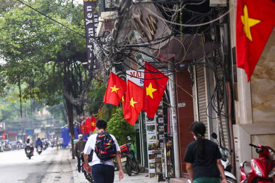 Dọc các tuyến phố chính người dân đã treo cờ Tổ quốc. (Ảnh: Minh Sơn/Vietnam+)