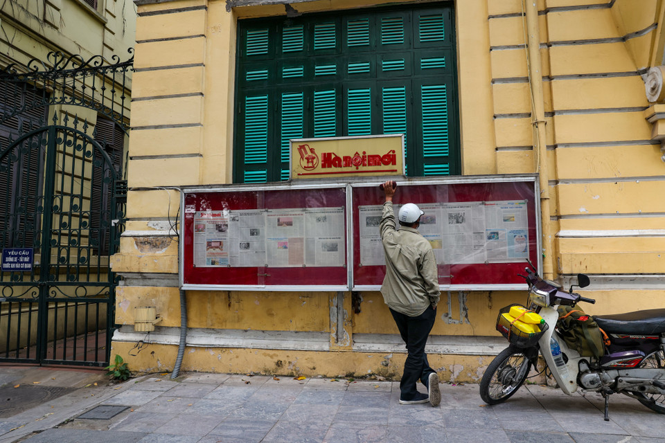 Người dân cần tránh đến những điểm tập trung đông người khi không cần thiết, hạn chế tiếp xúc với người lạ, khi cần phải khai báo y tế đầy đủ. (Ảnh: Minh Sơn/Vietnam+)h