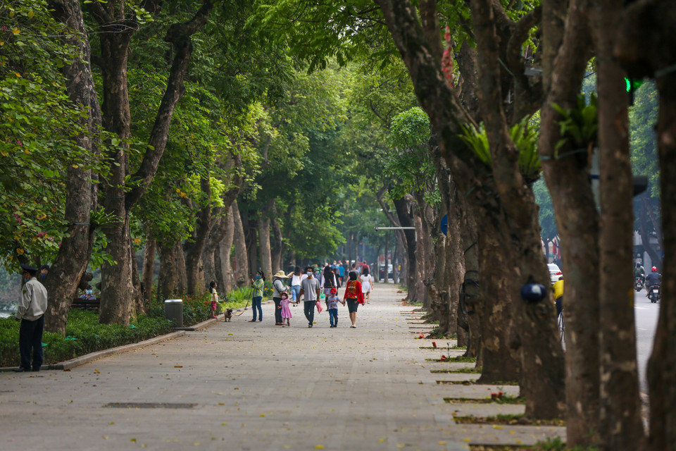 Ghi nhận trên khu vực hồ Hoàn Kiếm, đường phố vắng vẻ khác hẳn với mọi ngày. (Ảnh: Minh Sơn/Vietnam+)
