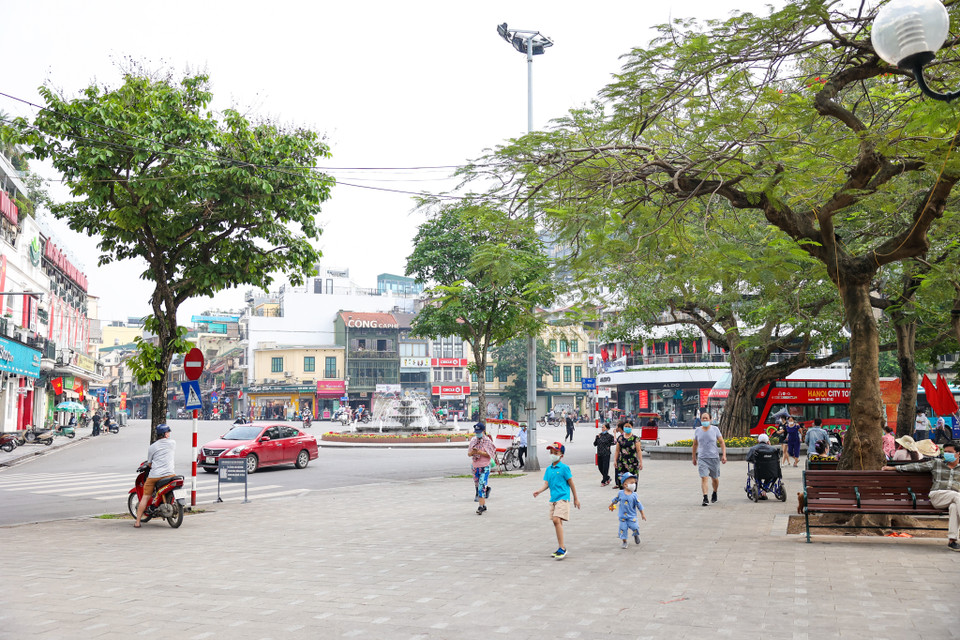 Thời điểm 9 giờ sáng, trên các tuyến phố trung tâm Hà Nội vốn thu hút nhiều khách du lịch dịp nghỉ lễ cũng không còn đông đúc. (Ảnh: Minh Sơn/Vietnam+)