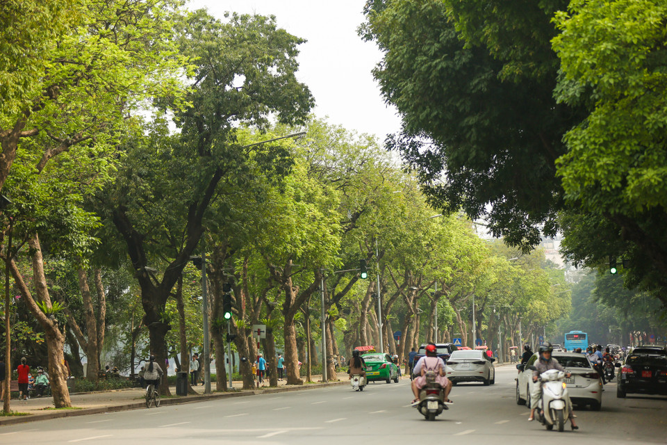 Dịp nghỉ lễ năm nay kéo dài 4 ngày, chính vì thế nhiều gia đình đã lên kế hoạch đi du lịch, về quê khiến mật độ giao thông trên các tuyến phố Thủ đô được giảm tải. (Ảnh: Minh Sơn/Vietnam+)