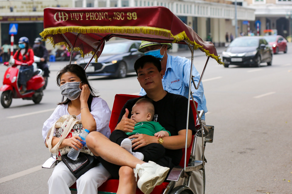 Tuy nhiên, cùng với đó nhiều gia đình vẫn cho con em mình ra đường nhưng không có biện pháp phòng dịch tối thiểu như đeo khẩu trang. (Ảnh: Minh Sơn/Vietnam+)