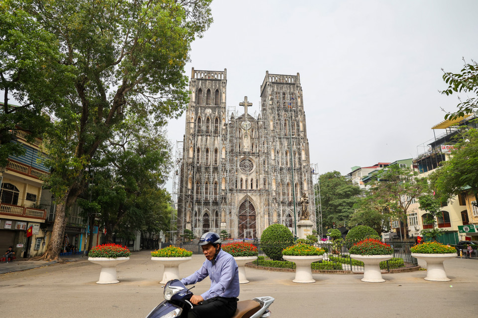 Khu vực Nhà Thờ Lớn cũng vắng bóng các bạn trẻ đến vui chơi, chụp ảnh. (Ảnh: Minh Sơn/Vietnam+)