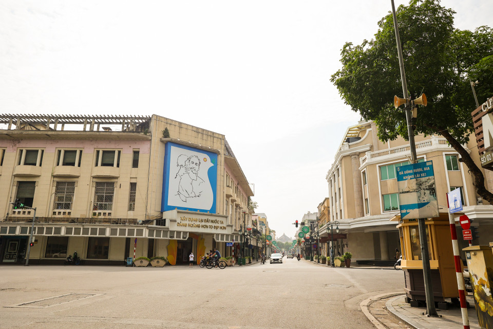 Trong ngày đầu dịp nghỉ lễ 30/4-1/5 năm nay, đường phố Thủ đô bỗng trở nên vắng vẻ lạ thường. (Ảnh: Minh Sơn/Vietnam+)