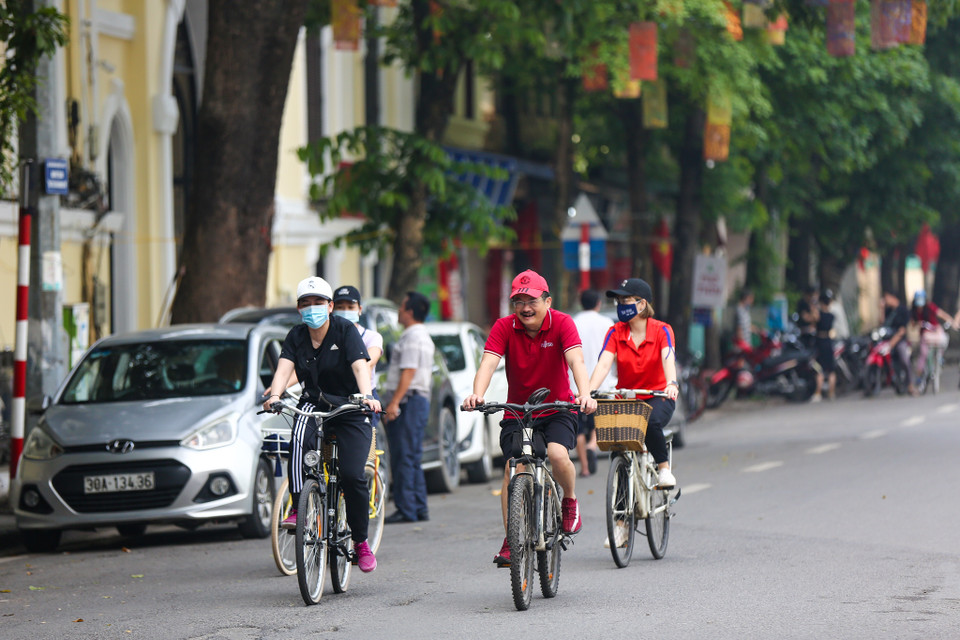 Song cũng vẫn có người thờ ơ, lơ là với công tác phòng chống dịch tối thiểu. (Ảnh: Minh Sơn/Vietnam+)