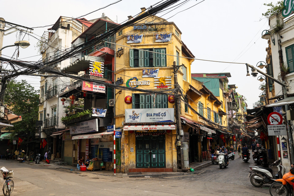 Nhiều chuyên gia khuyến cáo người dân trong kỳ nghỉ lễ 30/4-1/5 hạn chế đi lại, ra ngoài phải đeo khẩu trang, sát khuẩn, ghi lại lịch trình di chuyển. (Ảnh: Minh Sơn/Vietnam+)