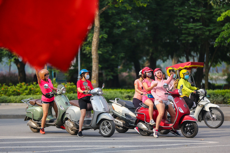 Nhiều người dân Thủ đô nghêm túc chấp hành việc đeo khẩu trang nơi công cộng. (Ảnh: Minh Sơn/Vietnam+)