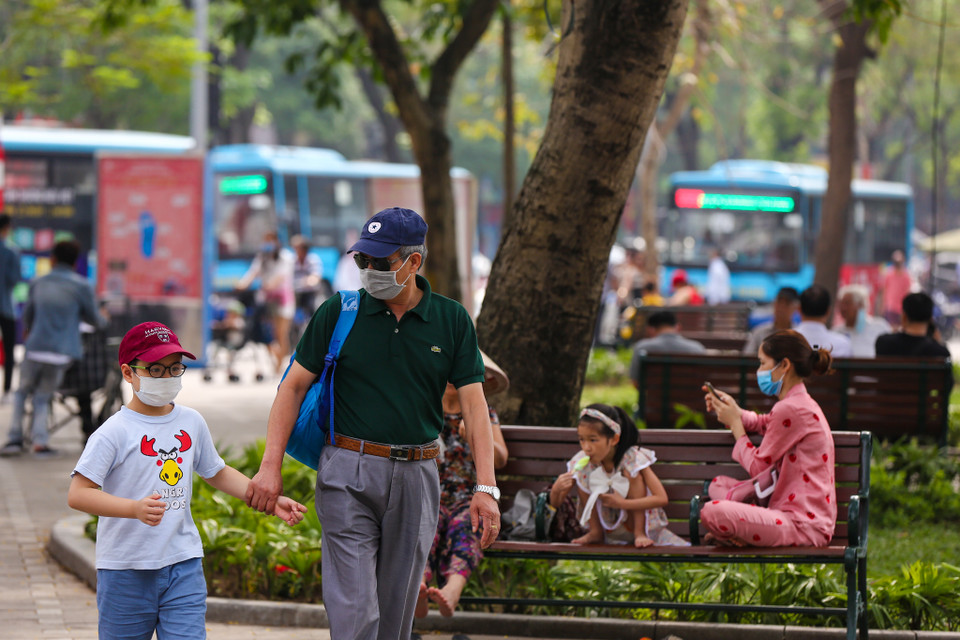 Uỷ ban Nhân dân thành phố Hà Nội đã quyết định tạm dừng hoạt động trên phố đi bộ đồng thời tạm đóng cửa các quán bar, karaoke, vũ trường để tiến hành công tác phòng dịch. (Ảnh: Minh Sơn/Vietnam+)