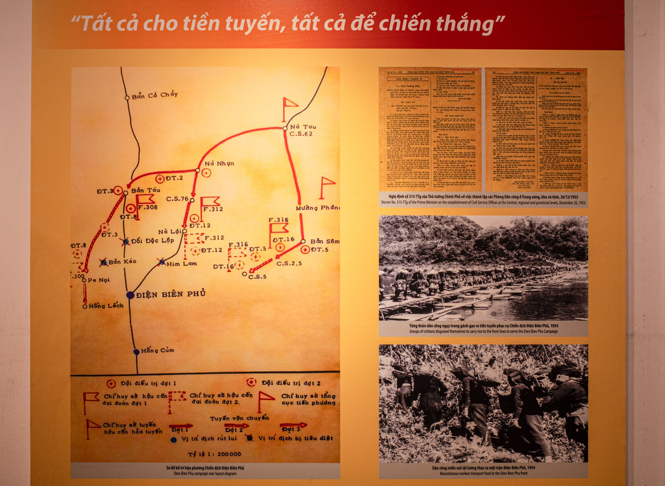 Phần 2 trưng bày thể hiện quyết tâm chiến lược của Trung ương Đảng mở Chiến dịch Điện Biên Phủ; sự chuẩn bị mọi mặt, tinh thần quyết chiến, quyết thắng của toàn Đảng, toàn dân, toàn quân trong chiến dịch; quyết định thay đổi phương châm tác chiến từ “đánh nhanh, thắng nhanh” sang “đánh chắc, tiến chắc” của Đại tướng Tổng Tư lệnh Võ Nguyên Giáp – Tổng Chỉ huy, Bí thư Đảng ủy chiến dịch; quá trình chiến đấu quả cảm, ngoan cường, mưu trí, sáng tạo của quân và dân ta trên các mặt trận làm nên chiến thắng vẻ vang “lừng lẫy năm châu, chấn động địa cầu." (Ảnh: PV/Vietnam+)