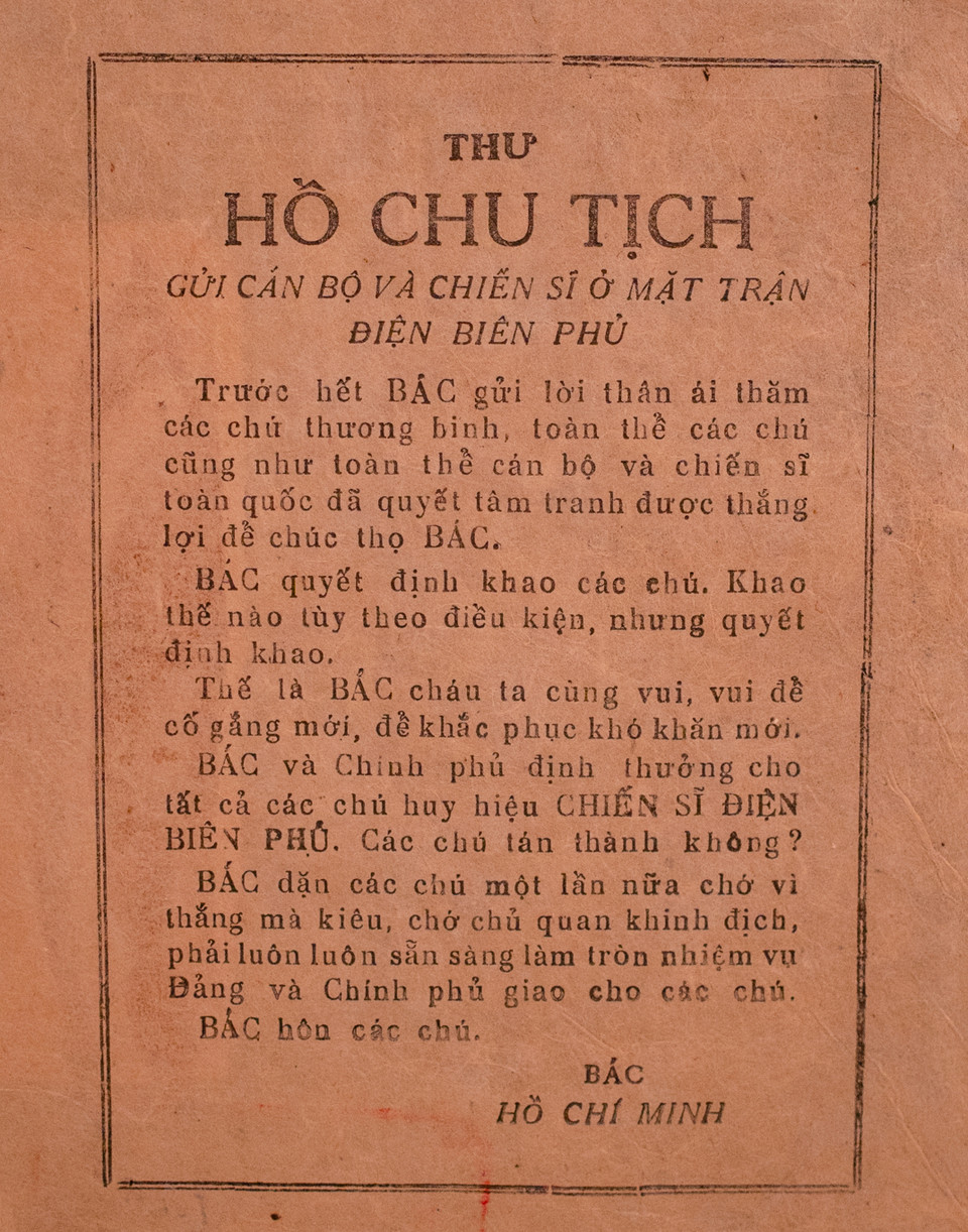 Thư của Hồ Chủ tịch gửi các cán bộ và chiến sĩ ở mặt trận Điện Biên Phủ. (Ảnh: PV/Vietnam+)