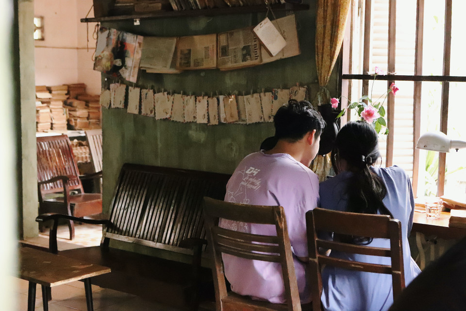 Không chỉ là một quán càphê, Tiệm Cà Phê Thư Báo còn là một địa điểm tuyệt vời để khám phá và hiểu rõ hơn về quá khứ đầy gian truân của đất nước. (Ảnh: Quỳnh Anh/Vietnam+)
