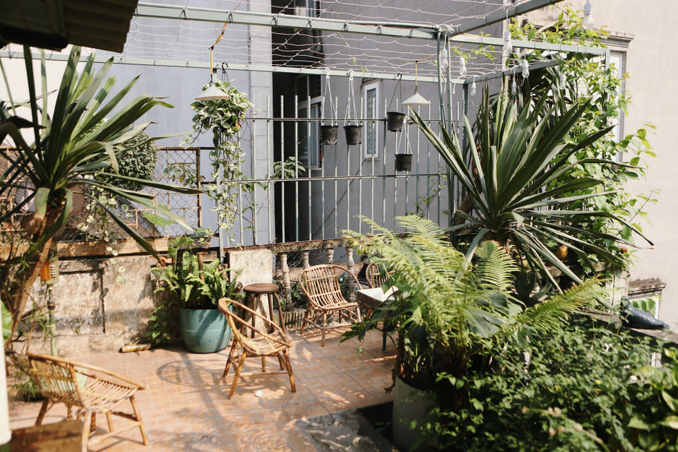 Được lấy ý tưởng từ bộ phim 'Mùi đủ đủ xanh' với tông màu chủ đạo là xanh, hác với decor trong quán, ban công lại được thiết kế với nhiều cây xanh, mộc mạc, yên tĩnh và có đôi chút hoài niệm. (Ảnh: Quỳnh Anh/Vietnam+)